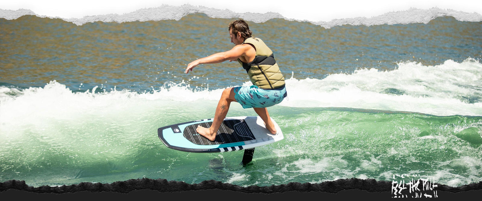 Parlak gün ışığında yeşil dalganın üstünde Sıvı Kuvvet Eski Flite 120 üzerinde binici folyolama.