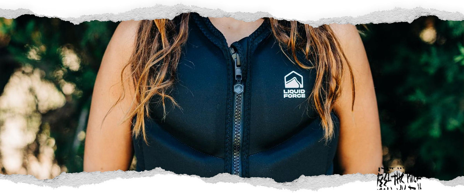 Primer plano del frente del chaleco Liquid Force negro con logotipo blanco y detalle de cremallera.