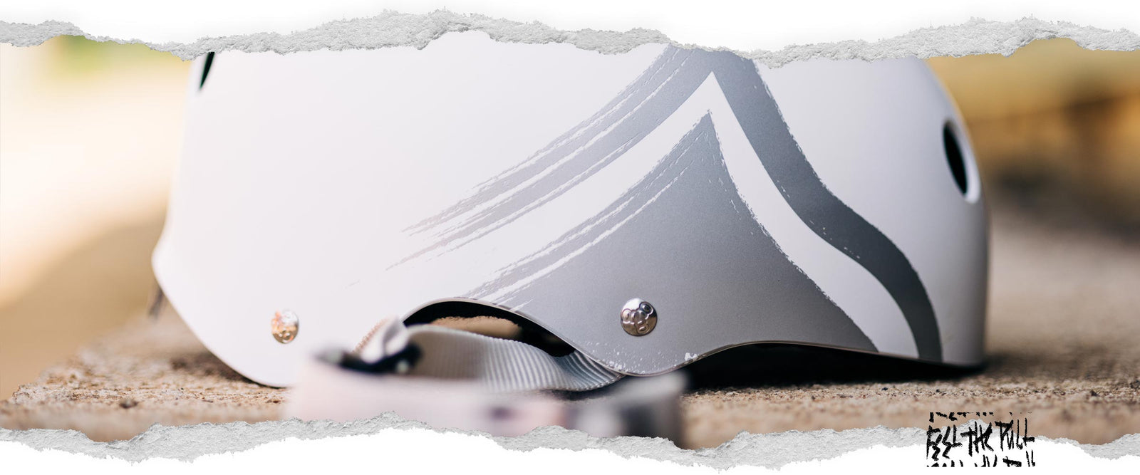 Primer plano del casco Liquid Force Hero con gráficos de ondas blancas y grises.