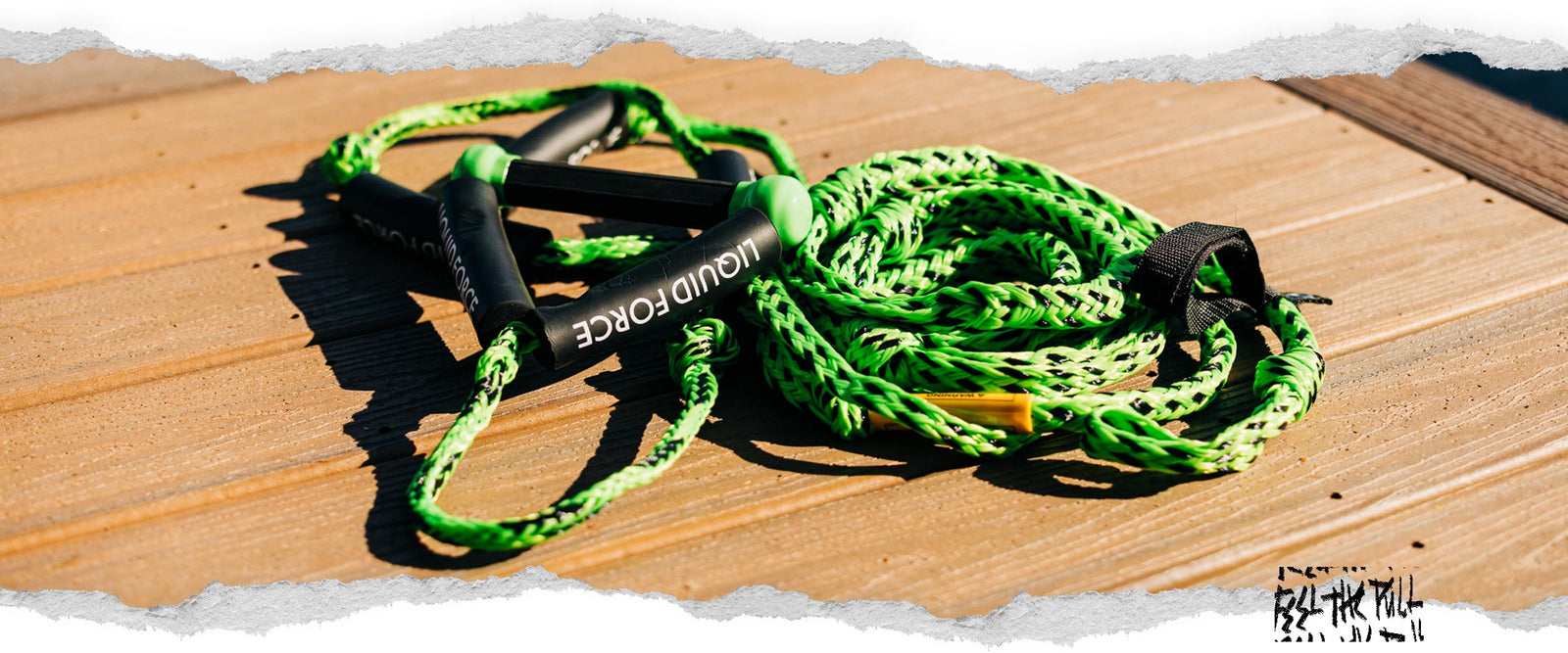 Combo de mango y cuerda Green Liquid Force enrollados sobre plataforma de madera.