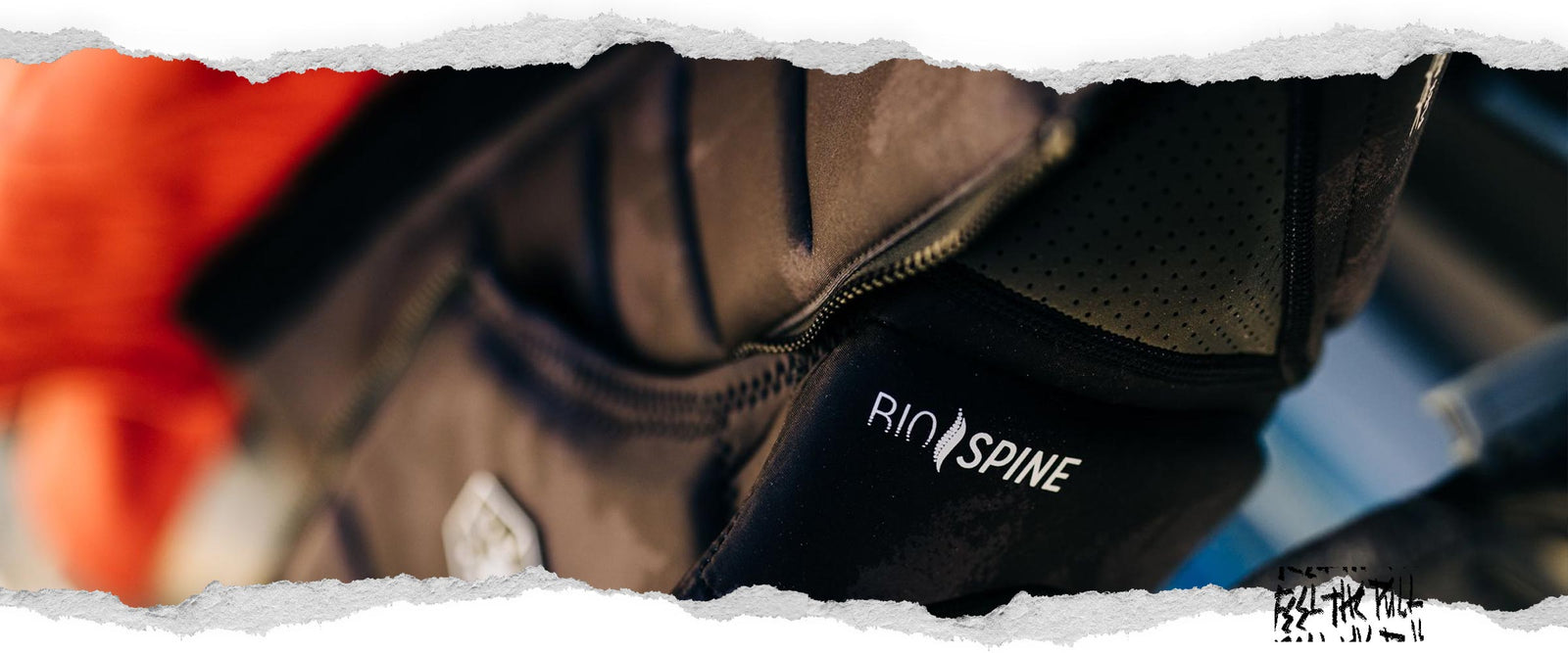 Primer plano de un chaleco negro con acolchado Bio-Spine y una insignia de Liquid Force con enfoque suave.