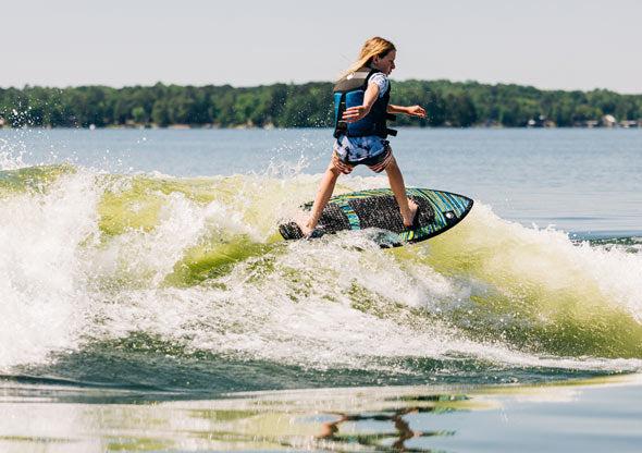 Liquid Force Wakesurf Edge Wake Shaper Pro 100 – Compact Design, Big  Performance